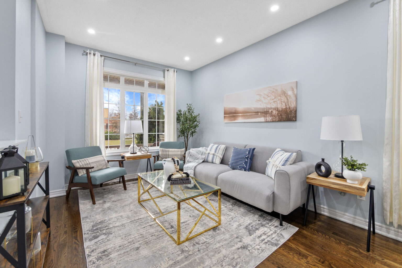 real estate photography blue and white living room