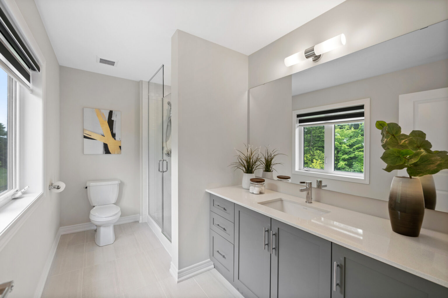 real estate photography bright bathroom