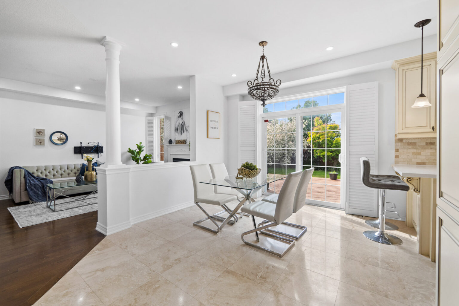 real estate photography bright breakfast nook