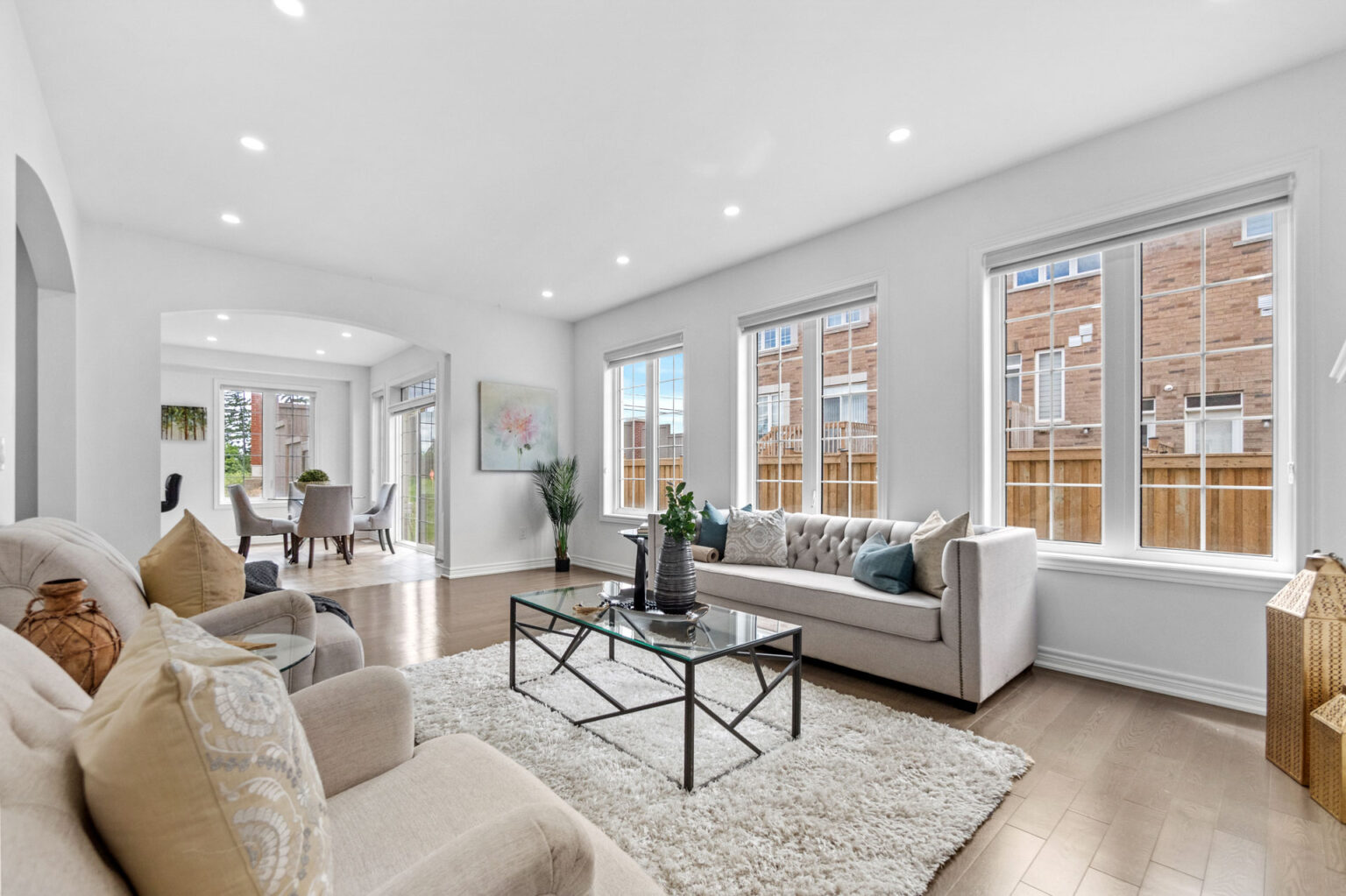 real estate photography bright family room