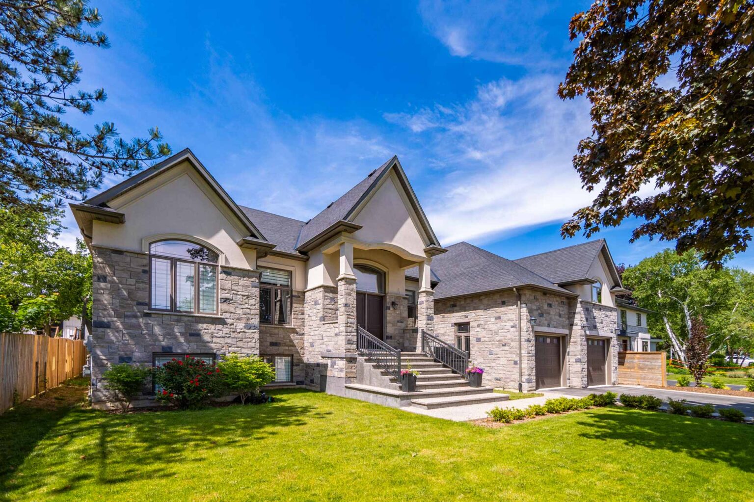 real estate photography bungalow exterior