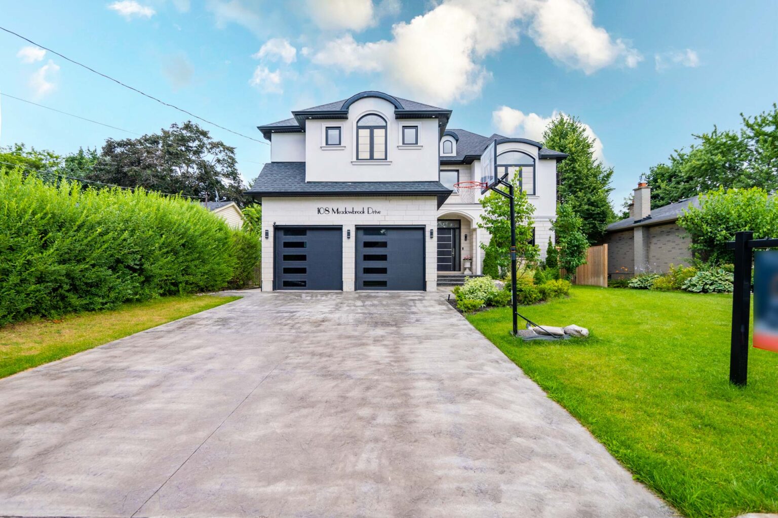 real estate photography modern home exterior